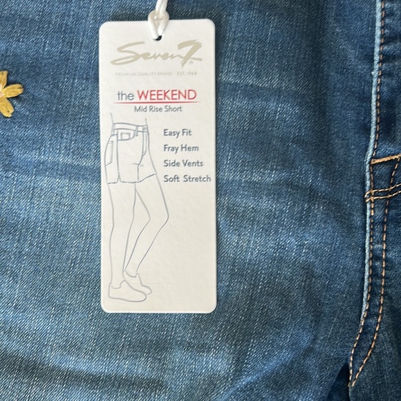 Mid Rise Flower Short - Picture 5 of 5